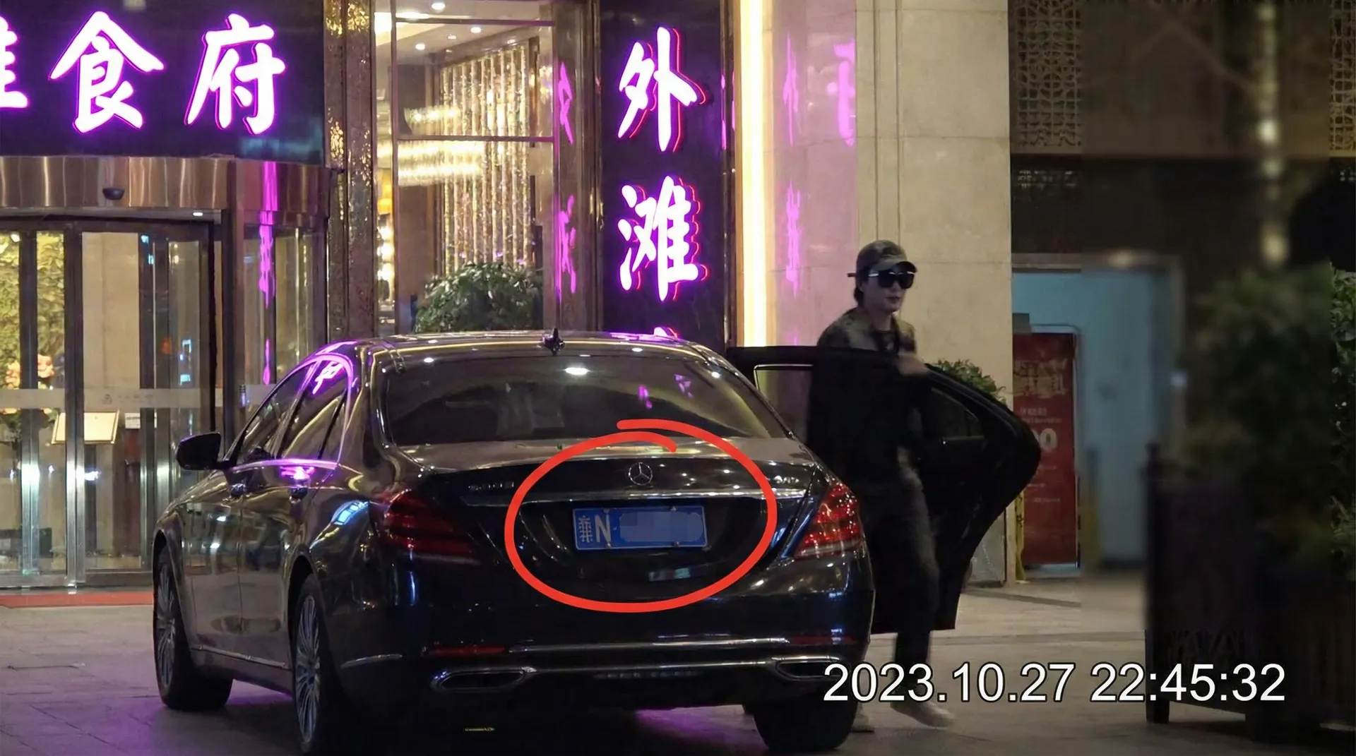 黑料视频 - 豪车餐厅外被拍